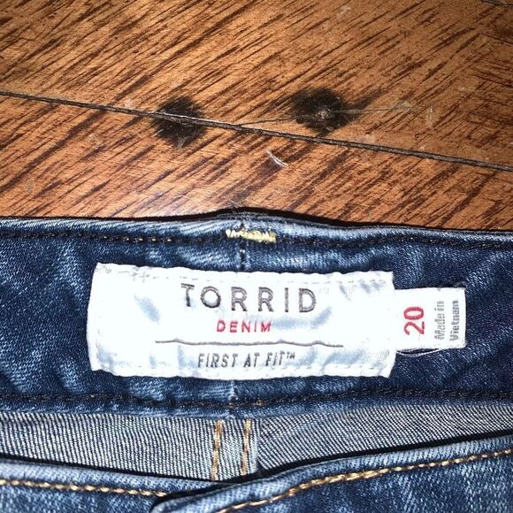 Torrid destroyed distressed 20 denim Bermuda shorts - Picture 2 of 4